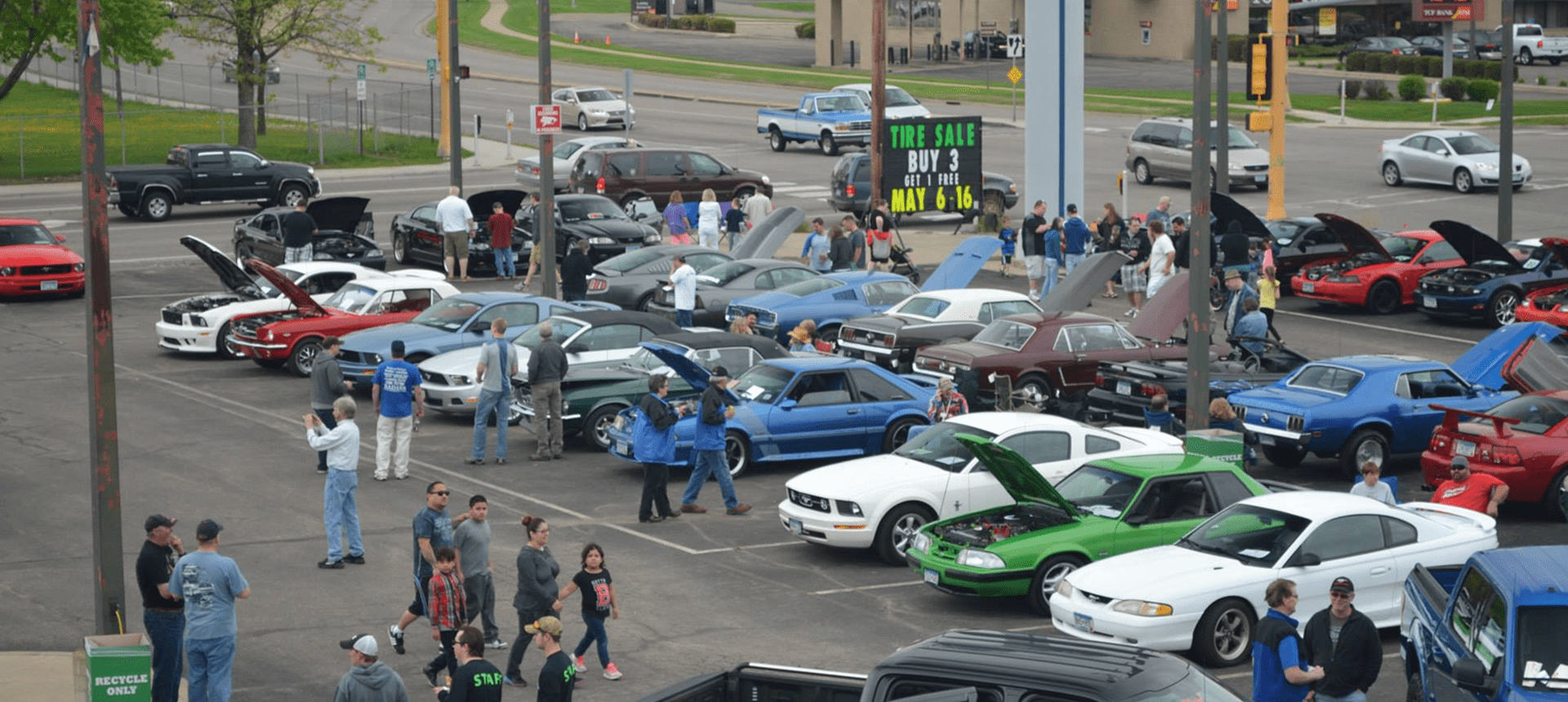 Aerial view of dozens of Mustangs parked at Tenvoorde Ford